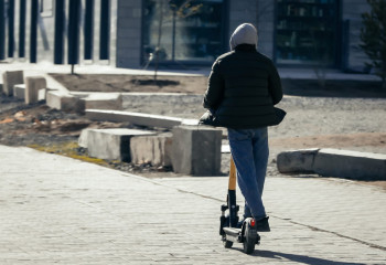 Дрон және бейнебақылау: полиция заң бұзған самокатшыларды қалай анықтайды