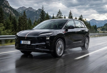 Hongqi электромобиліне күн сәулесінен қуат алатын шатыр жасады