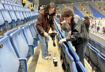 После концерта Enrique Iglesias в Астане зрители помогли убрать стадион