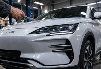 Мастер СТО из Казахстана разрезал BYD ножницами
