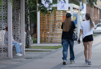 Оқудан шыққан немесе жұмыссыз жүрген жастарға SMS келеді: депутаттар не ұсынды?