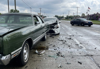 Chrysler 1973 года не получил и царапины в ДТП: современное авто в хлам