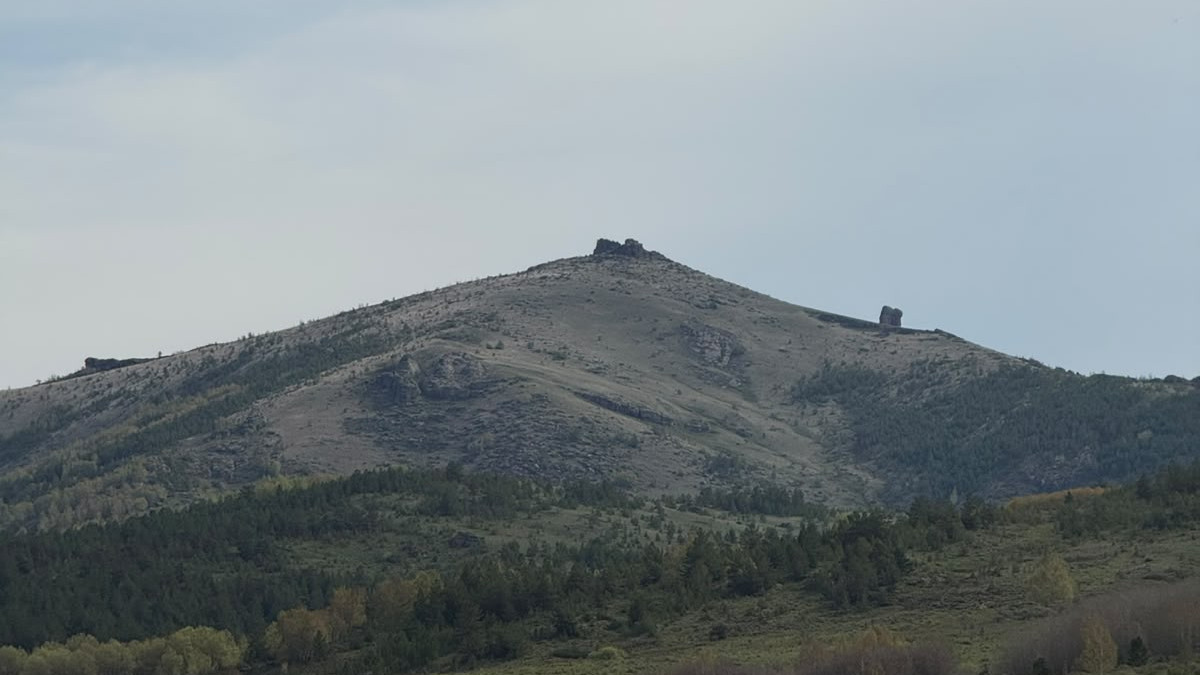 Блогер Балқантау тауларындағы ерекше жартасты көрсетті