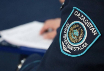 Елордада Журналистер аллеясындағы мүсінді бүлдірген жастар қамауға алынды