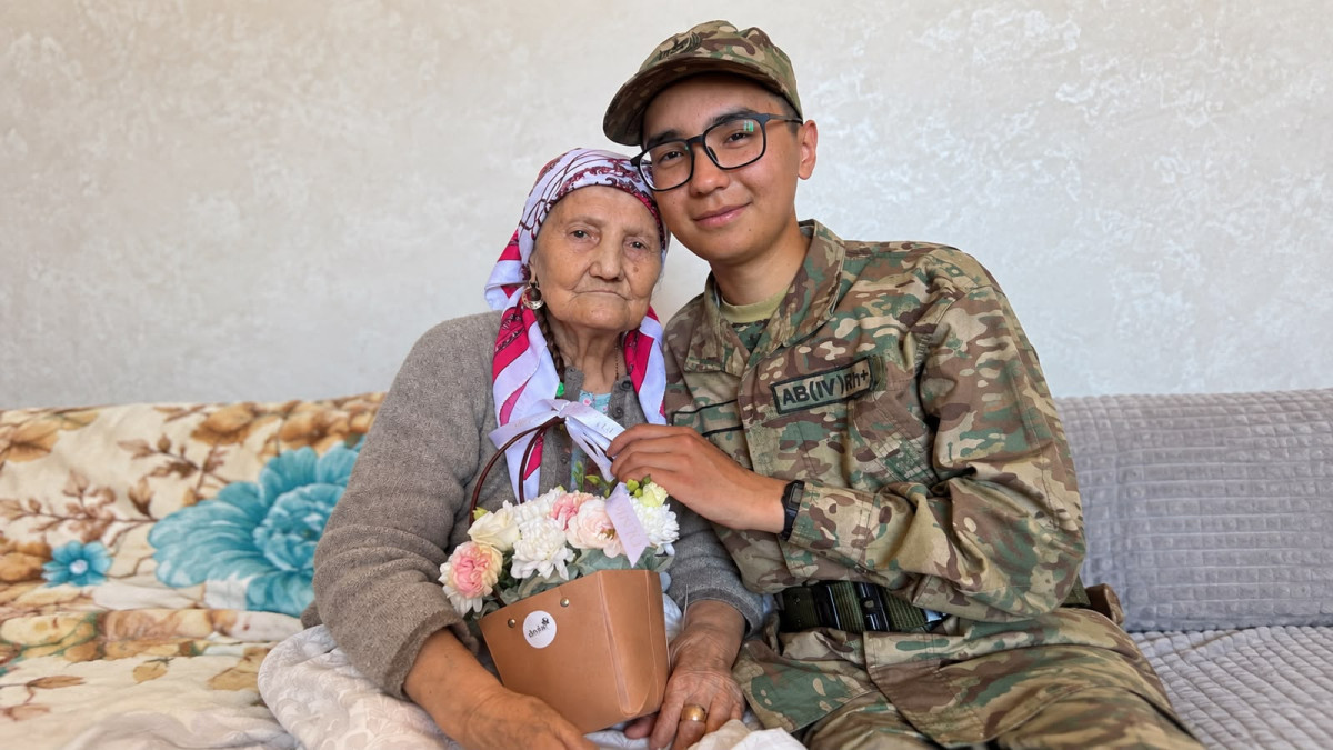 «Ережеден де жоғары адамгершілік»: Әжесін соңғы рет көрген сарбаздың оқиғасы желіні сүйсіндірді