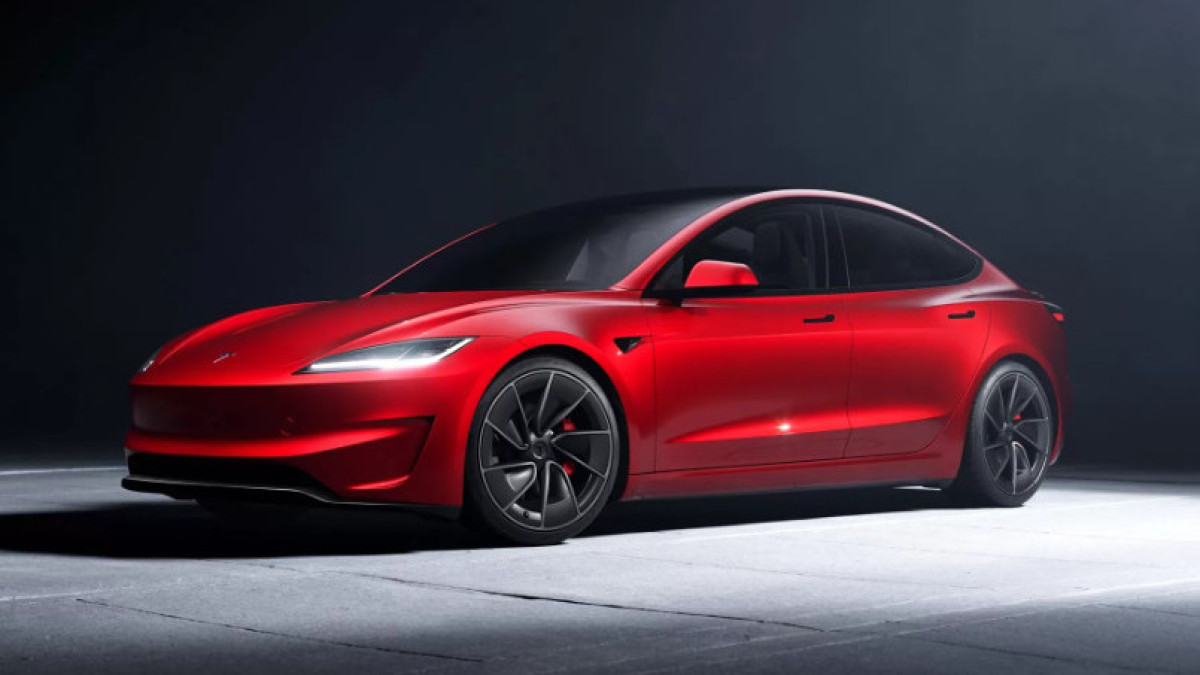Tesla Model 3 жаңарды: Performance нұсқасы қуатты болып, экраны үлкейді