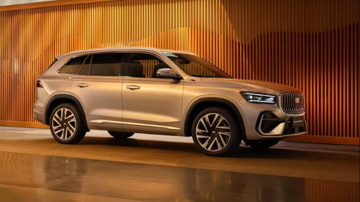 Бензиннен гибридке: Geely Monjaro-ның жаңа нұсқасы жолға шықты