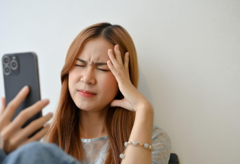 Үнемі онлайн болудың зияны: смартфон цифрлық стреске қалай әкеледі