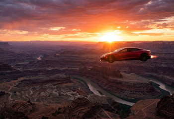 Tesla Roadster готовится прыгнуть через каньон