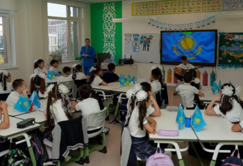 Во всех школах Астаны прошли уроки ко Дню Республики