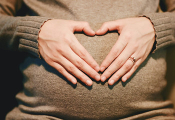 Егіздер ана құрсағында жатып қатерлі ісікке шалдыққан: дәрігерлер сирек кездесетін жағдайды зерттеді