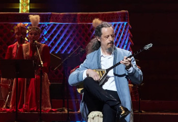 АҚШ азаматы Астана төрінде «Адай» күйін орындады