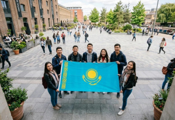 Шетелде оқитын қазақстандық студенттер Республика күніне арналған флешмоб бастады