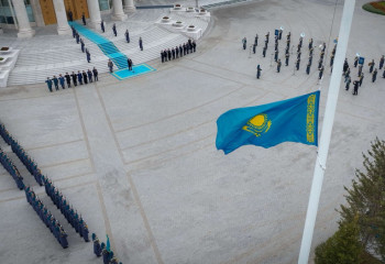 Глава государства принял участие в церемонии поднятия флага