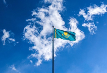 В Семее подняли Государственный флаг в честь Дня Республики