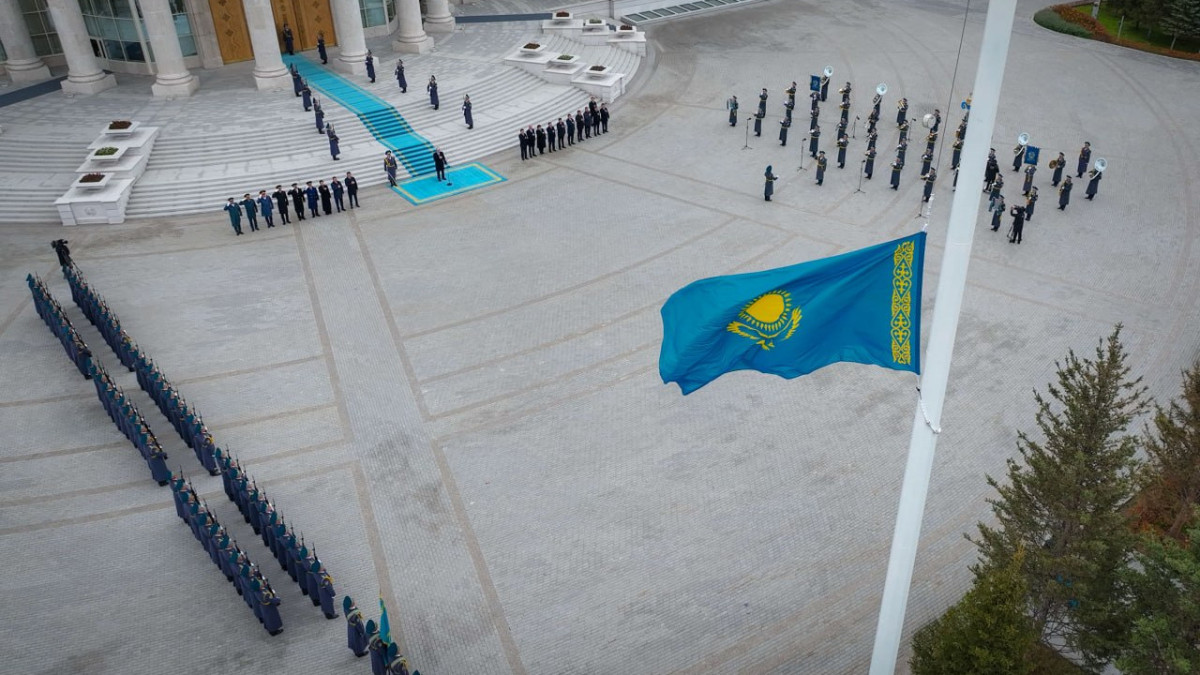 Глава государства принял участие в церемонии поднятия флага