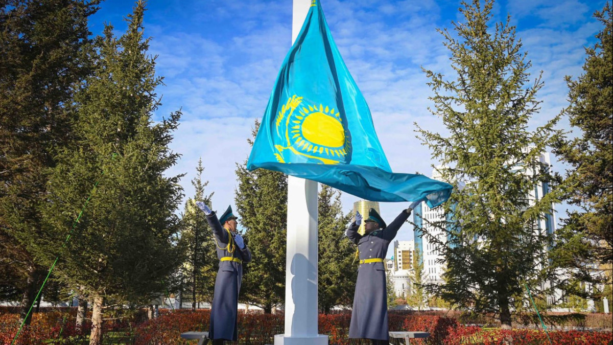 Президент Қасым-Жомарт Тоқаев Мемлекеттік ту көтеру рәсіміне қатысты