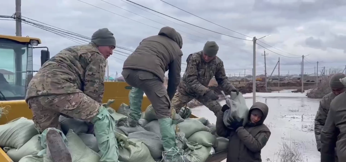 Президенттің күзет қызметкерлері құтқару жұмыстарына атсалысып жатыр