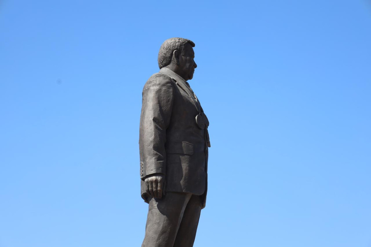К памятнику олимпийского чемпиона Жаксылыка Ушкемпирова возложили цветы