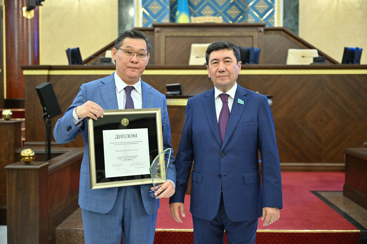 В Мажилисе наградили лауреатов премии «Парламент сөзі» В Мажилисе наградили лауреатов премии «Парламент сөзі»