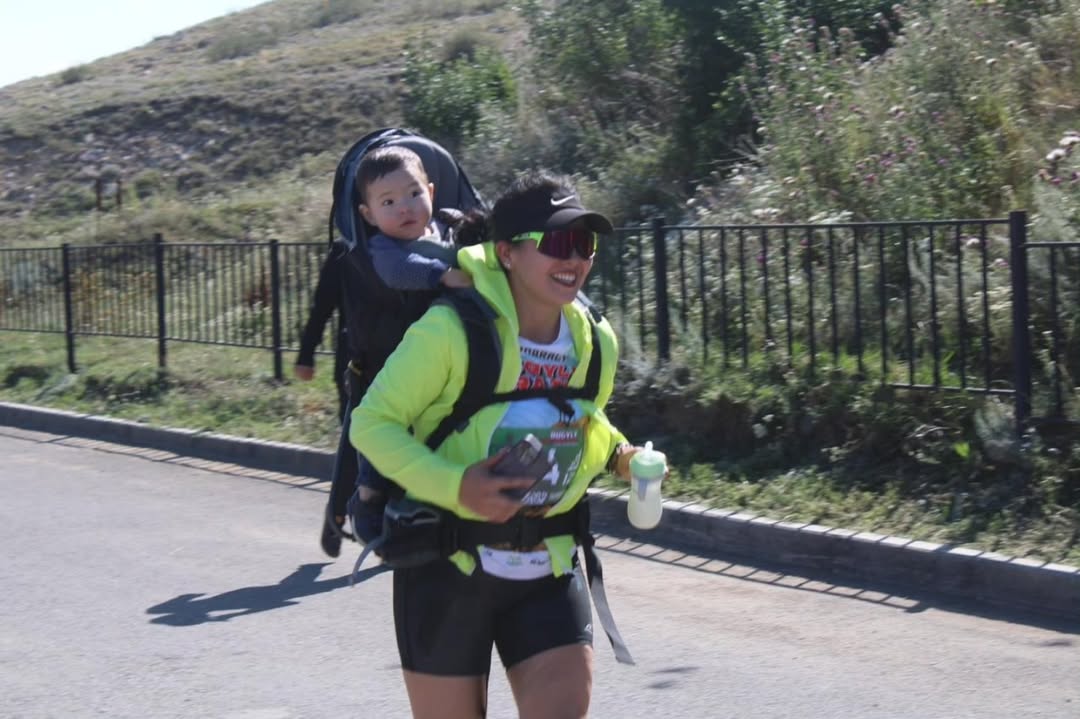 Сәбиін арқалап 12 шақырым жүгірген ана Гиннесс рекордына үміткер атанды Сәбиін арқалап 12 шақырым жүгірген ана Гиннесс рекордына үміткер атанды