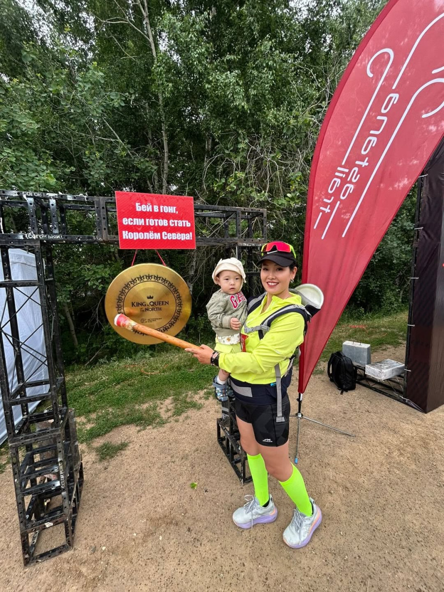 Сәбиін арқалап 12 шақырым жүгірген ана Гиннесс рекордына үміткер атанды Сәбиін арқалап 12 шақырым жүгірген ана Гиннесс рекордына үміткер атанды