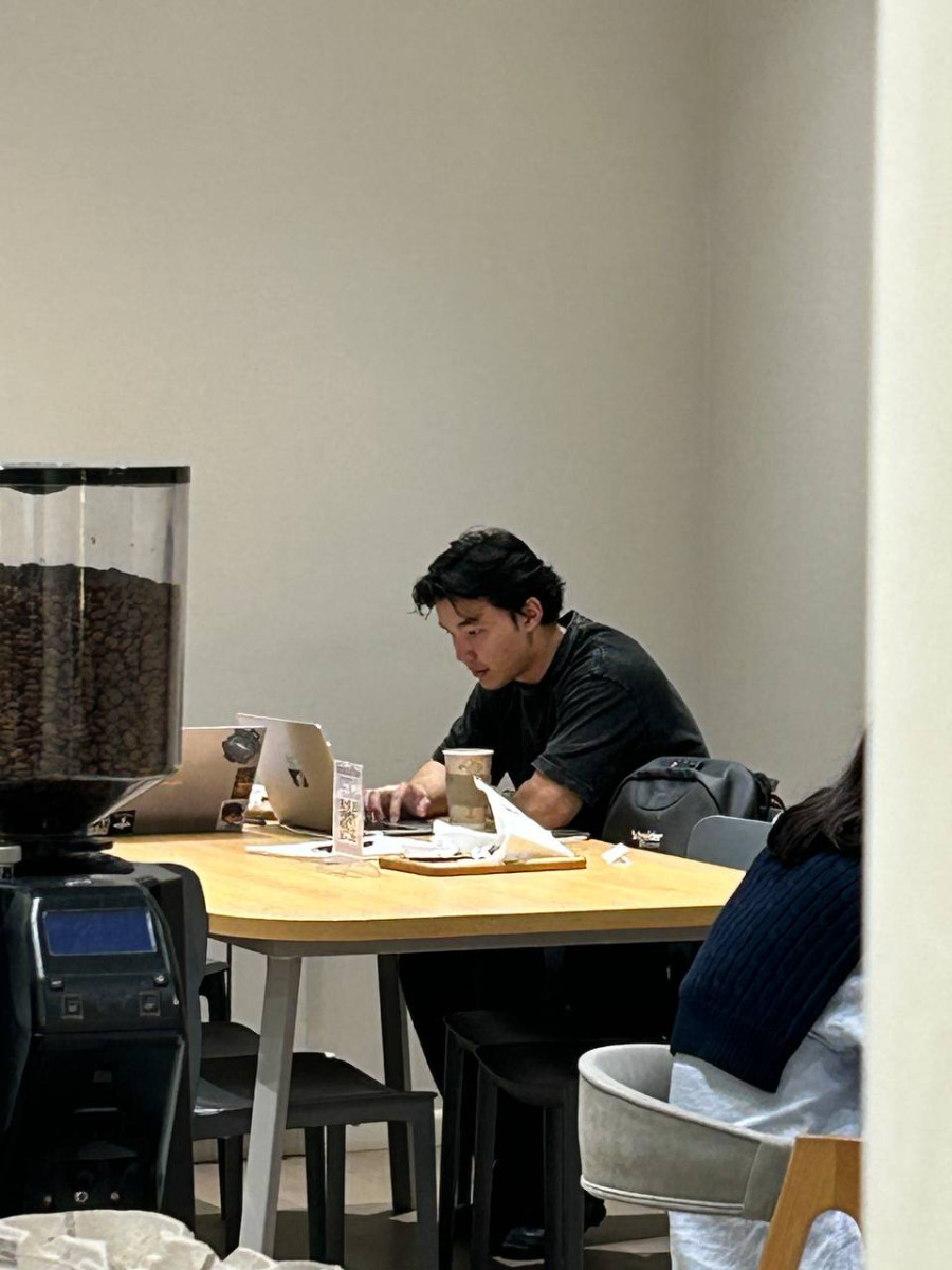 ИИ как суперсила: История Аслана Сабырова, разработчика чат-бота ЕНТ