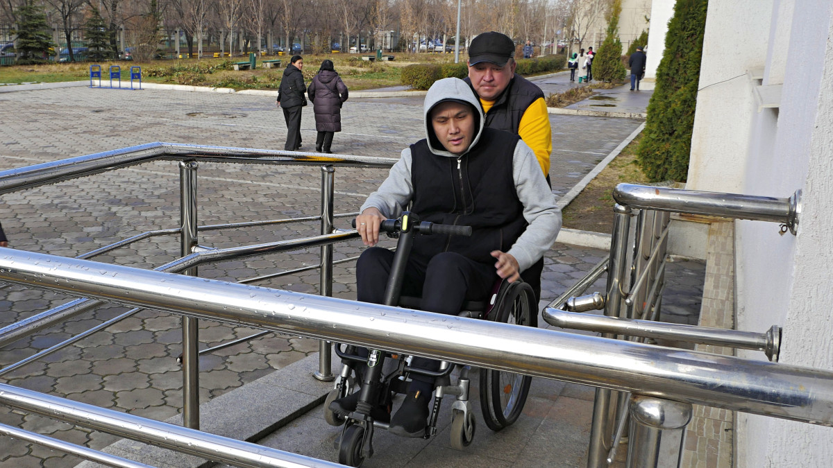 Алматинцев с инвалидностью доставляют до участков на инватакси