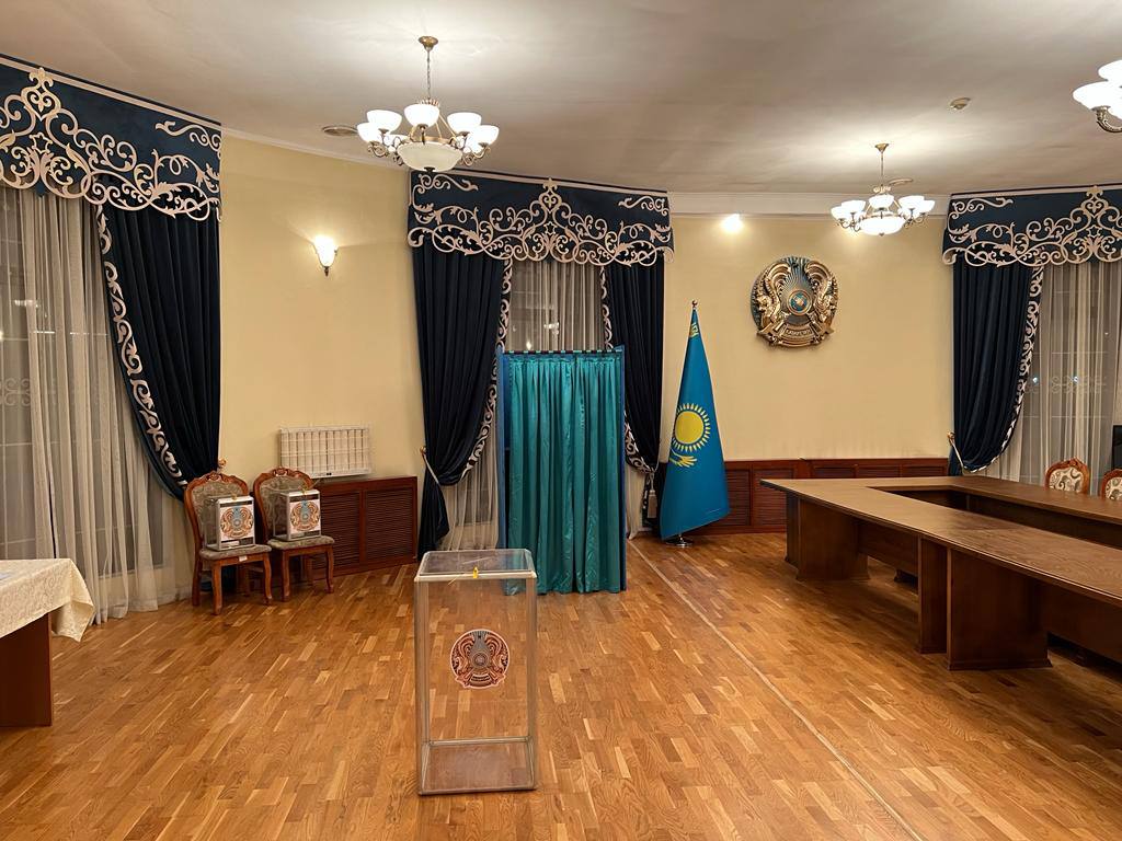Открылись избирательные участки в Омске, Бишкеке и Дели