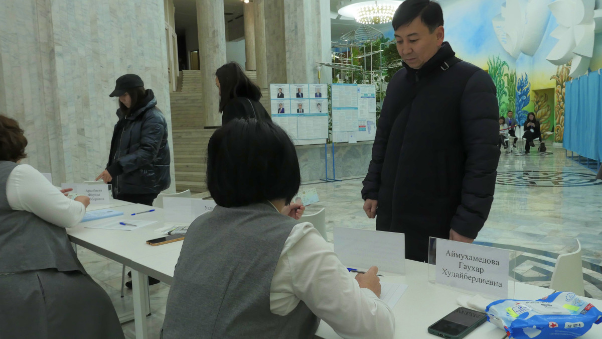 Первой избирательнице на выборах в Алматы подарили планшет
