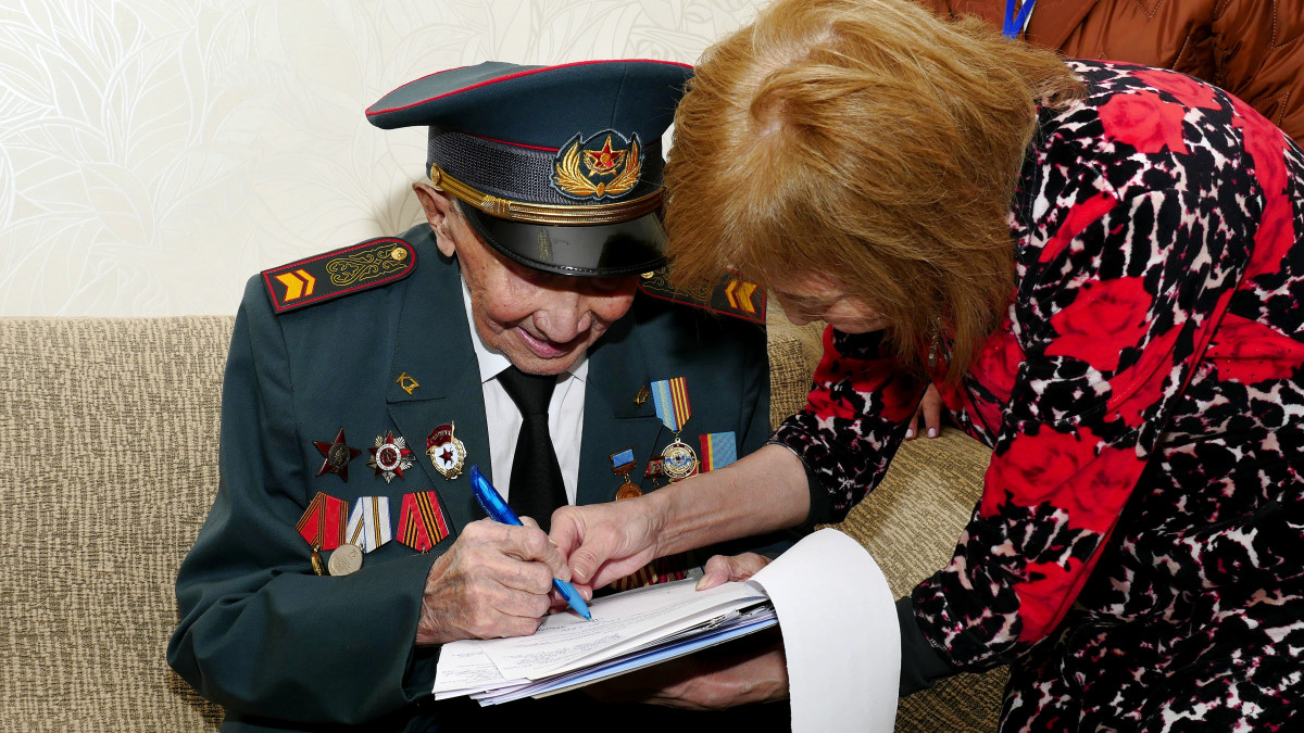 102-летний ветеран Великой Отечественной Войны проголосовал на выборах в Алматы