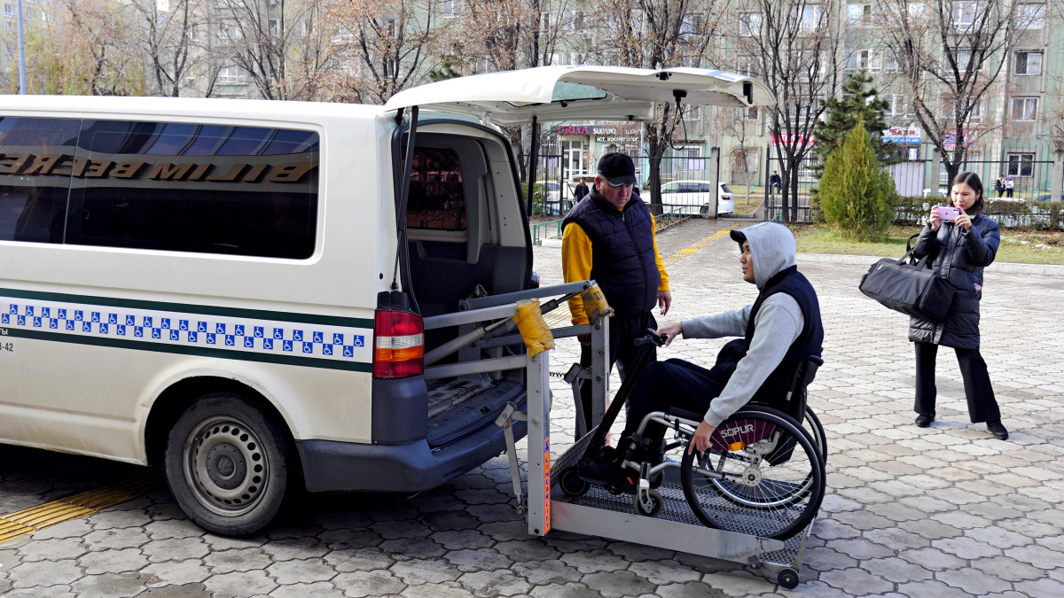 Алматинцев с инвалидностью доставляют до участков на инватакси