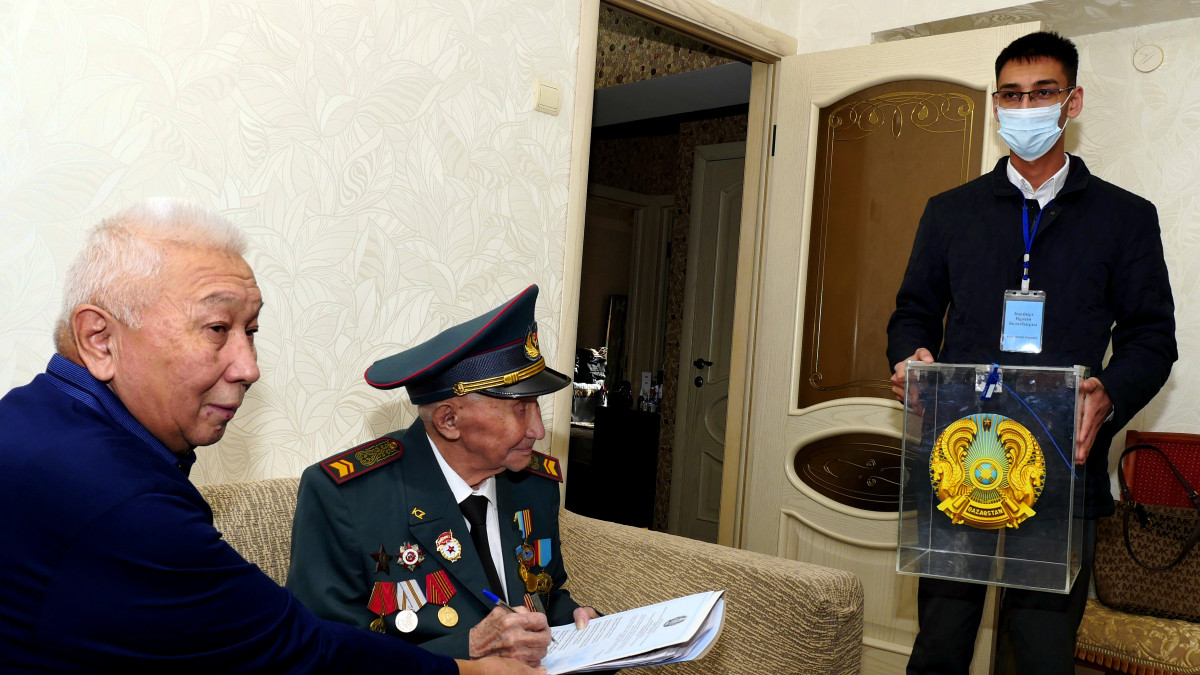 102-летний ветеран Великой Отечественной Войны проголосовал на выборах в Алматы
