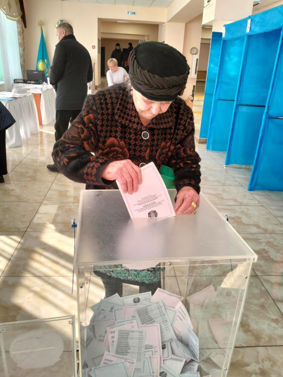 Семья из 35 человек проголосовала на избирательном участке в СКО