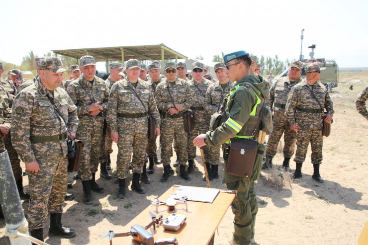 Министр обороны встретился с руководящим составом на полигоне "Илийский"