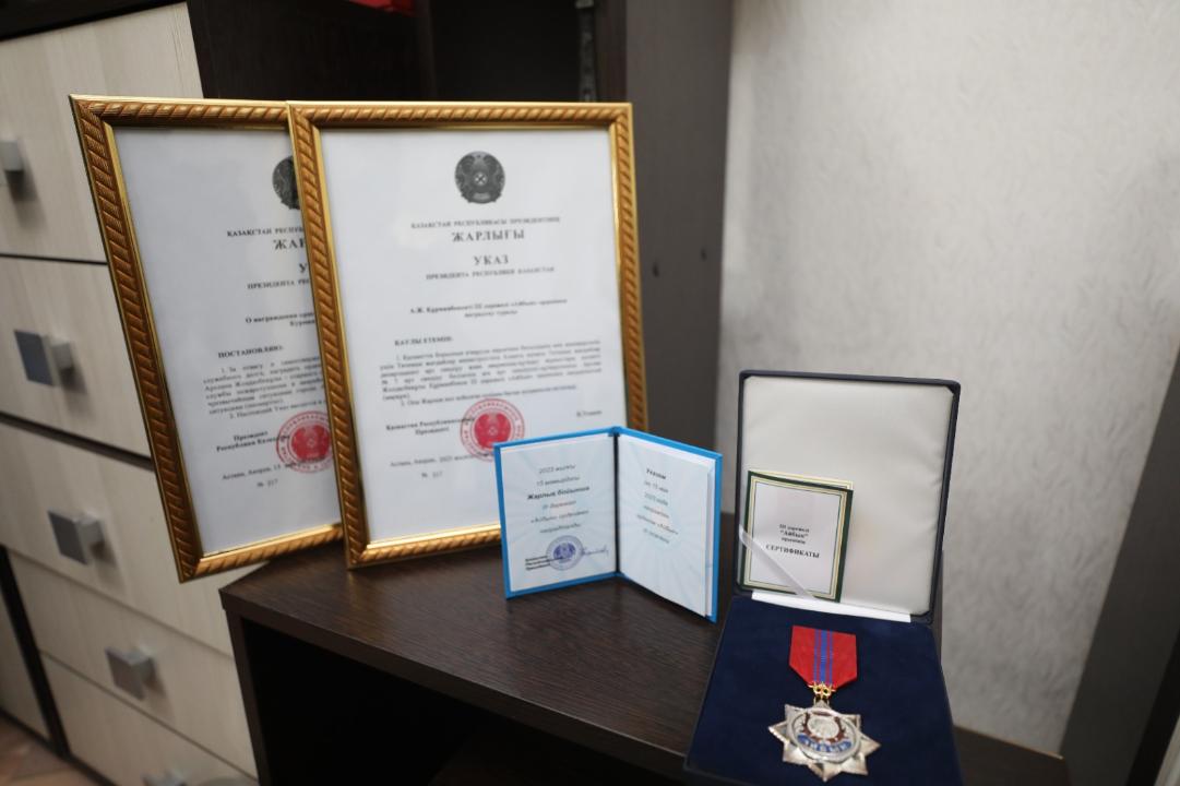 Орден «Айбын» III степени вручили маме погибшего спасателя Арслана Курманбекова
