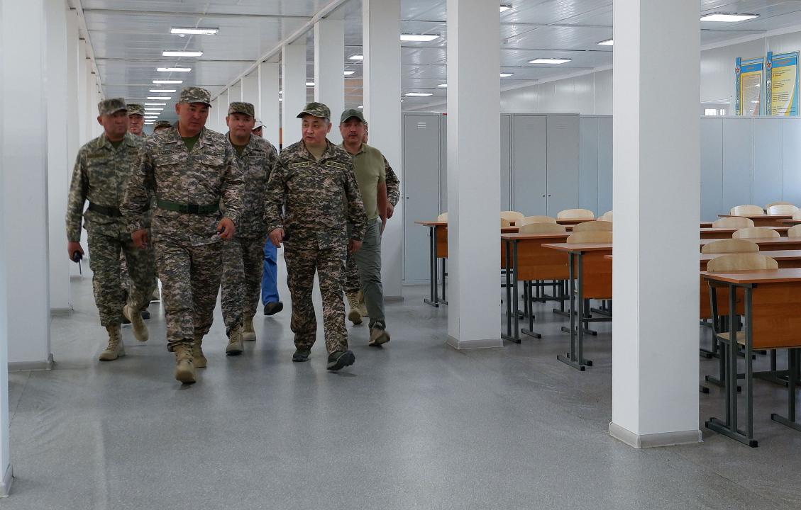 Замминистра обороны посетил военные объекты в Актюбинском, Актауском и Бейнеуском гарнизонах