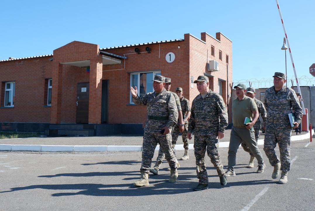 Замминистра обороны посетил военные объекты в Актюбинском, Актауском и Бейнеуском гарнизонах