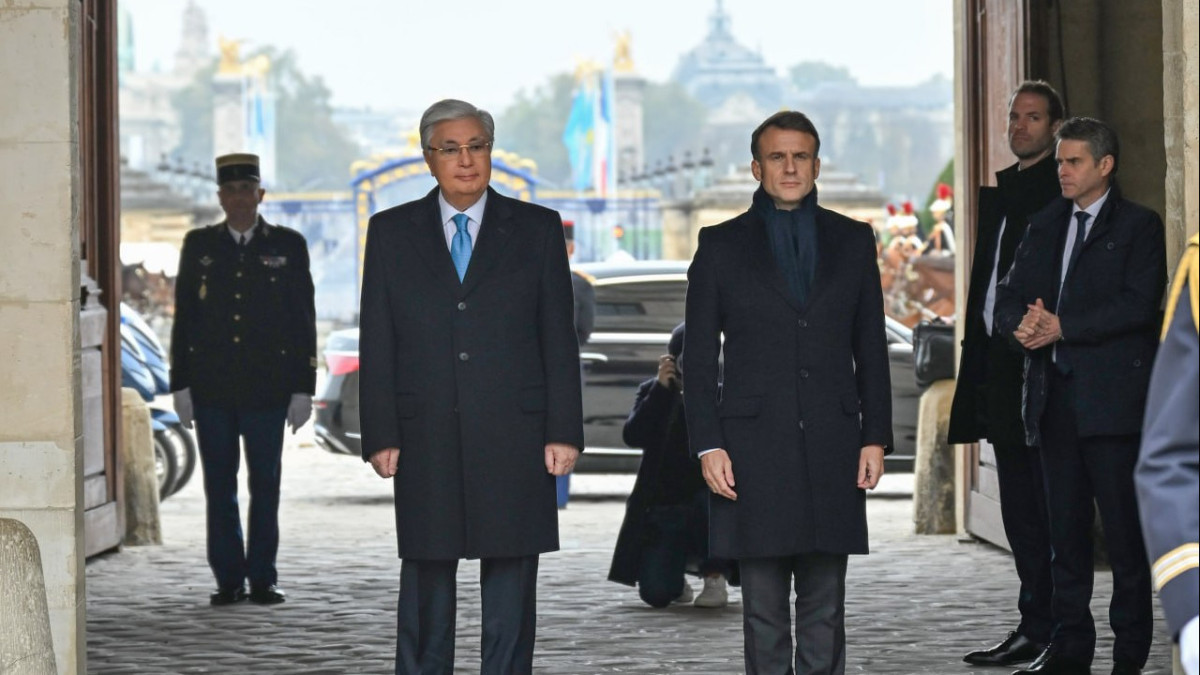 Tokayev greeted by French President Macron with official welcome