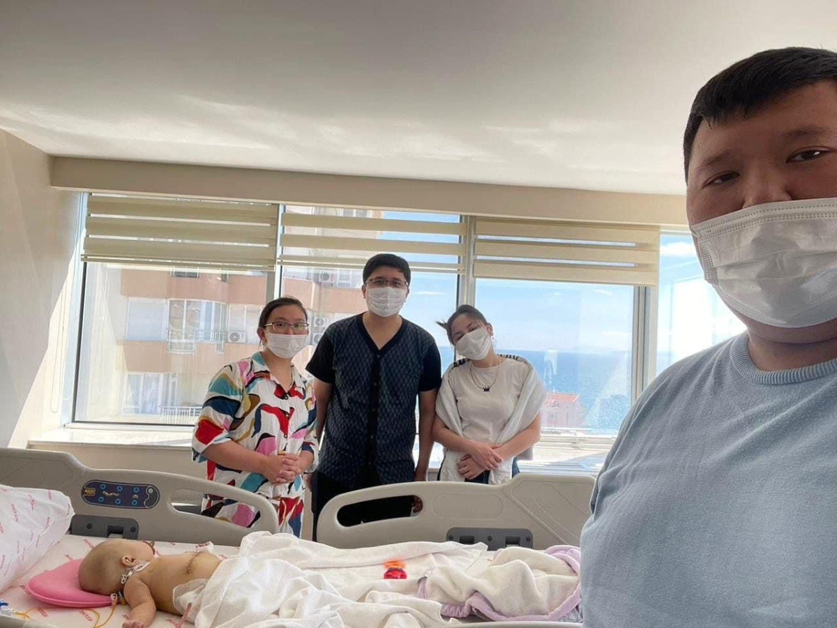 Астаналық жігіт досының 4 айлық сәбиіне бауырын бөліп берді