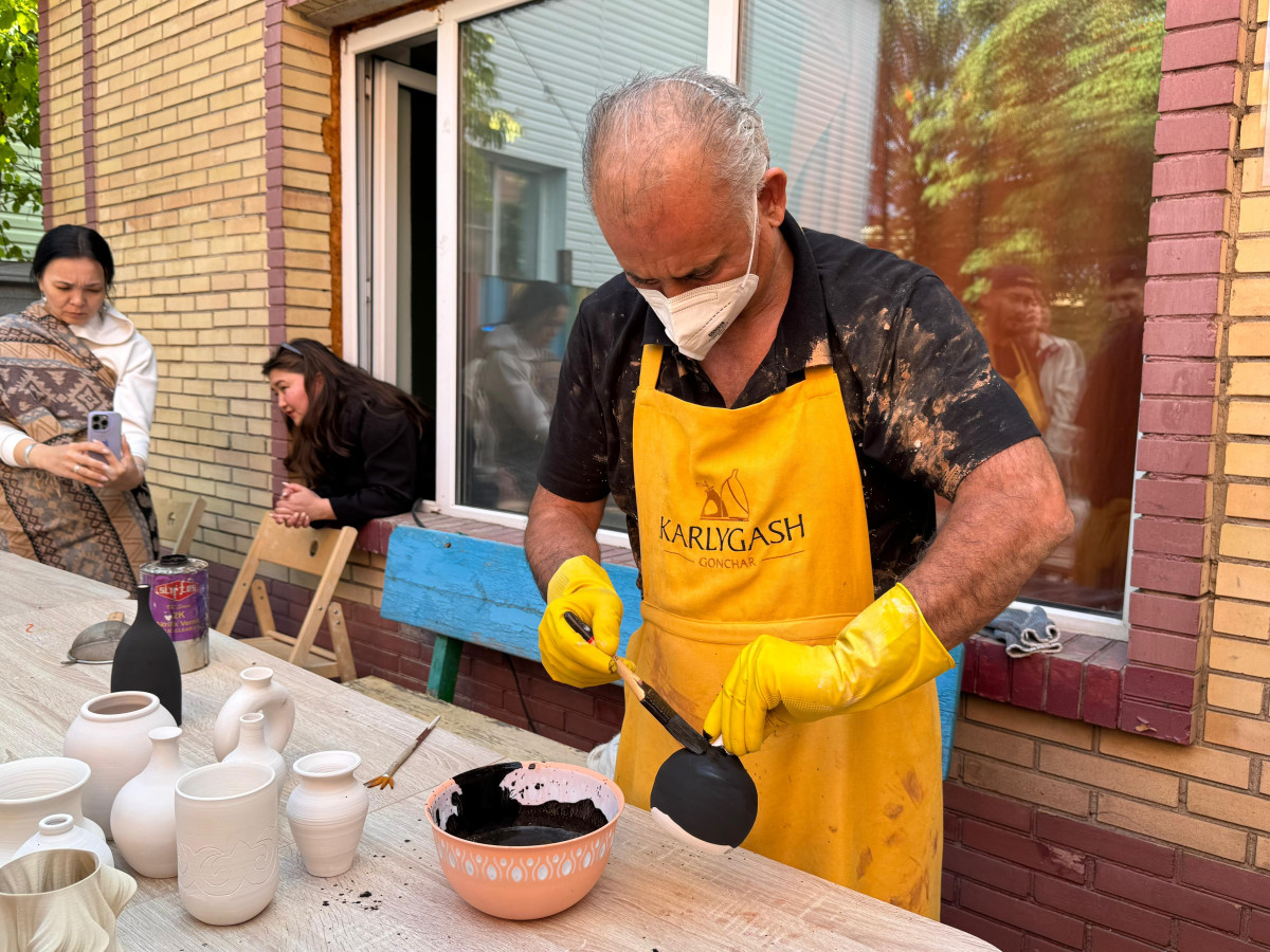 Қазақстанда алғаш рет раку-күйдіру техникасы үйретілді Қазақстанда алғаш рет раку-күйдіру техникасы үйретілді