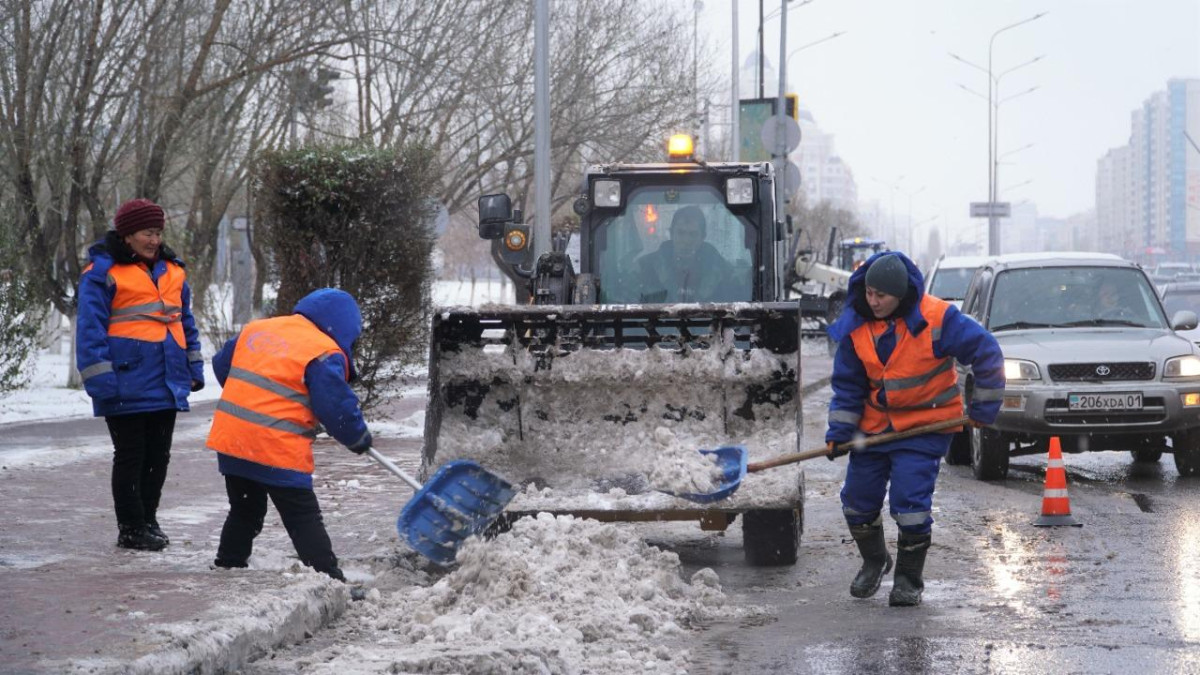 Больше 2 тыс рабочих вышли очищать Астану от снега