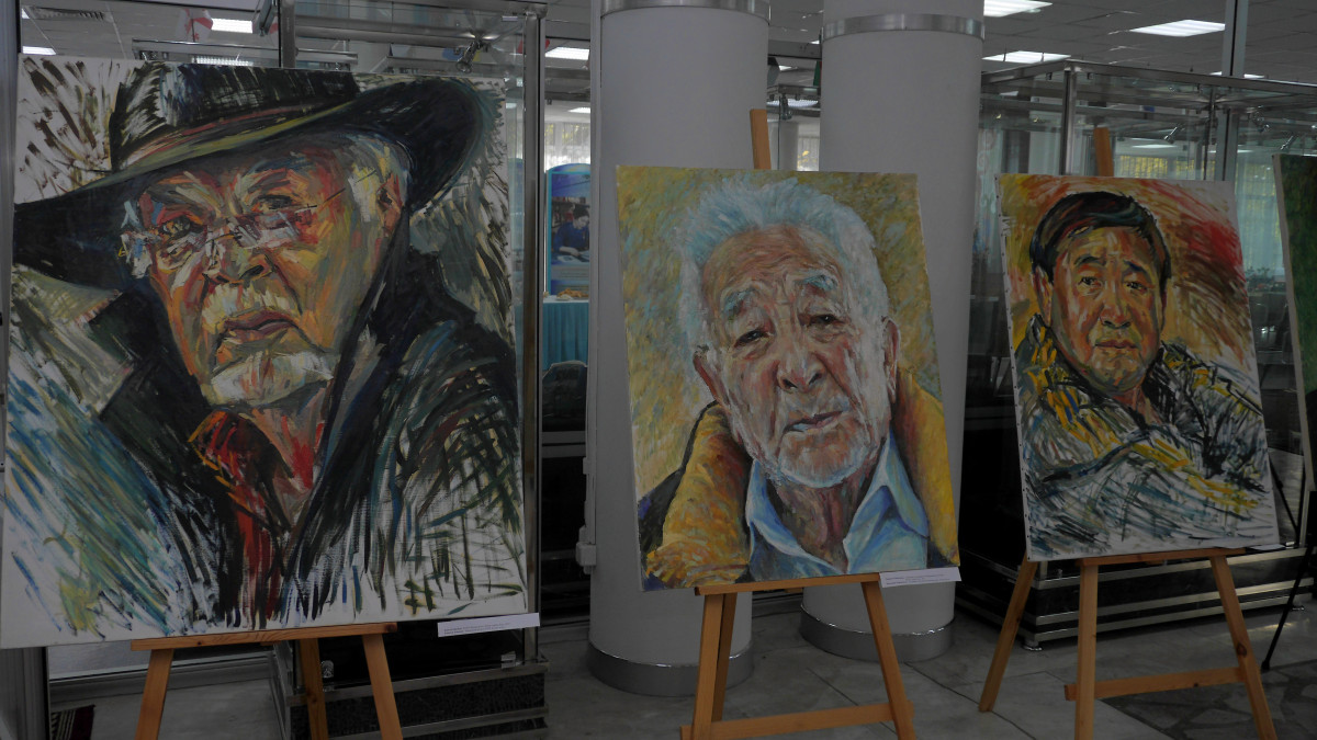 Выставка портретов выдающихся казахстанцев