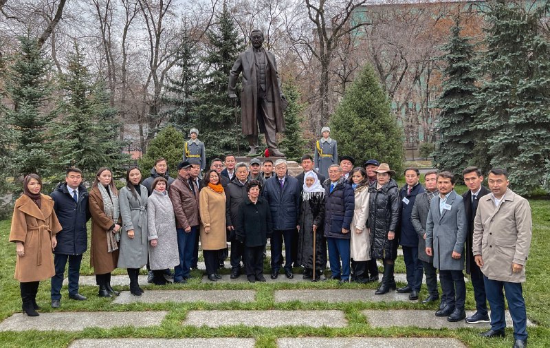 Президент открыл памятник Ахмету Байтурсынову в Алматы