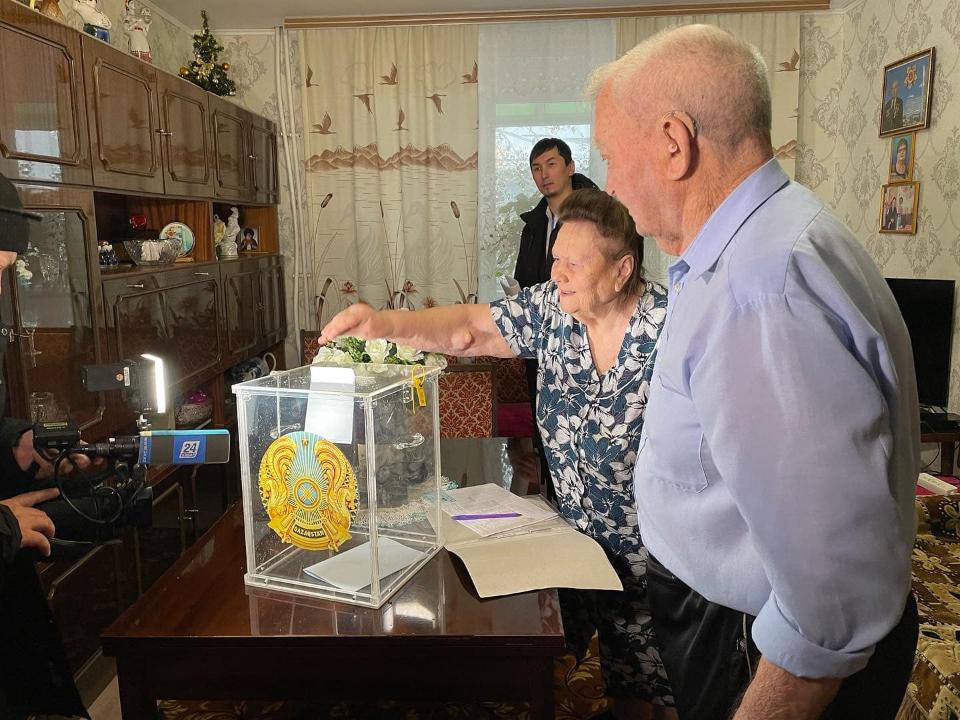 98-летний ветеран проголосовал на выборах в Уральске