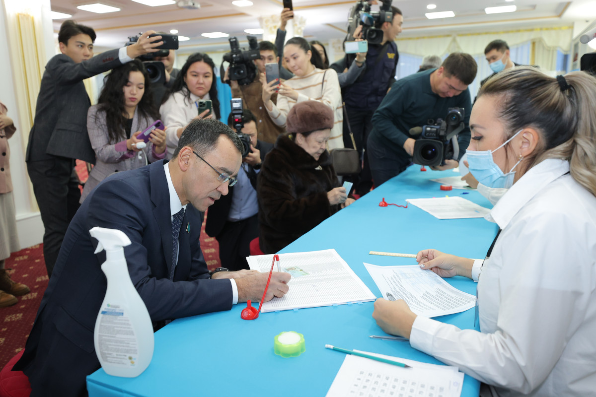 Маулен Ашимбаев проголосовал на выборах президента РК