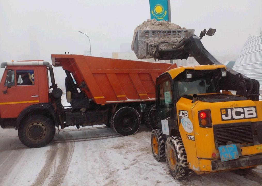 Астану засыпало снегом: на уборку вышли тысячи рабочих