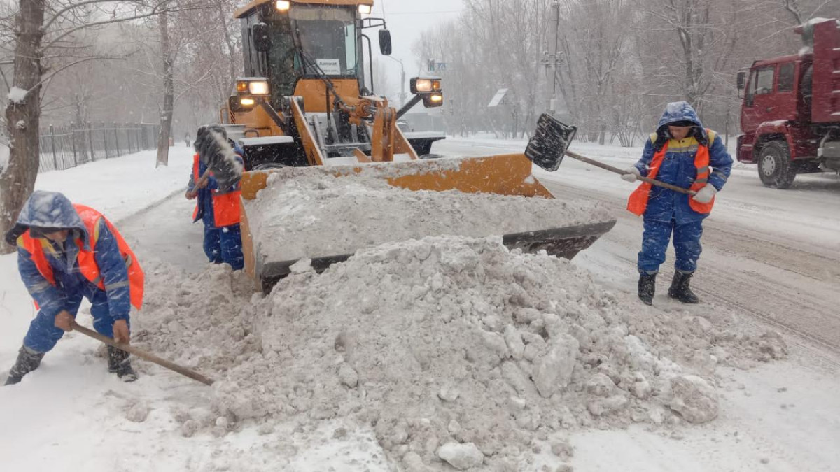 Астану засыпало снегом: на уборку вышли тысячи рабочих