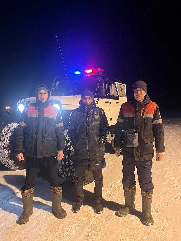 Спасатели вызволяют людей из снежного плена