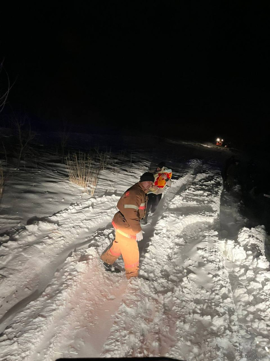 Спасатели вызволяют людей из снежного плена